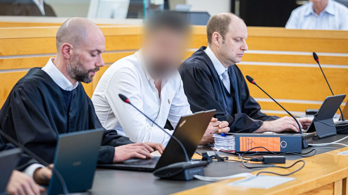 Ausgerechnet ein Staatsanwalt sitzt auf der Anklagebank - er soll Informationen an eine Drogenbande verkauft haben. Jetzt wird d