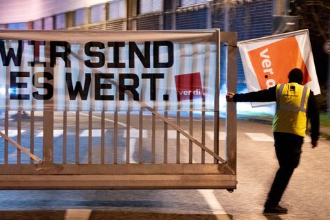 Ein Streikposten schließt an der Zufahrt zum Depot der Stadtwerke Bonn das Tor. (Archivbild) Foto: Benjamin Westhoff/dpa