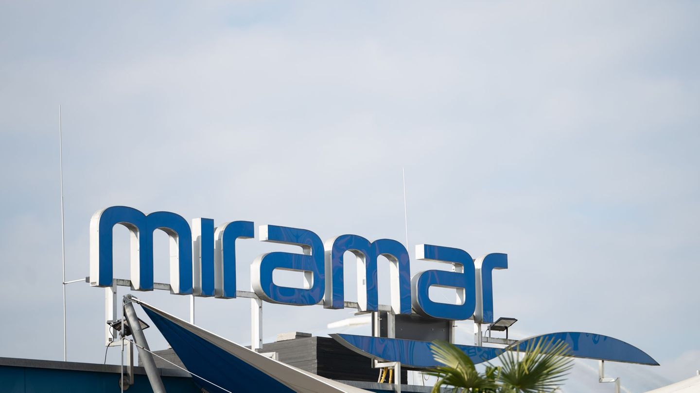 Das Erlebnisbad "Miramar" in Weinheim (Rhein-Neckar-Kreis) will nach dem Millionenbrand Ende 2024 die Therme im Sommer wieder öf