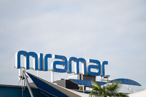 Das Erlebnisbad "Miramar" in Weinheim (Rhein-Neckar-Kreis) will nach dem Millionenbrand Ende 2024 die Therme im Sommer wieder öf