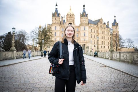 Für die 20-jährige Lucie Luther ist es die erste Landtagswahl. Foto: Philip Dulian/dpa