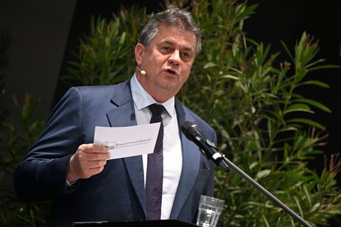 Vor allem Düngemittel seien extrem teuer geworden, sagt MV-Bauernpräsident Trunk. (Archivbild) Foto: Philip Dulian/dpa