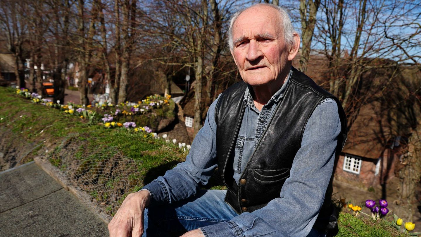 Auch mit fast neunzig Jahren kontrolliert Maas regelmäßig die Blumen auf dem Dach. Foto: Frank Molter/dpa