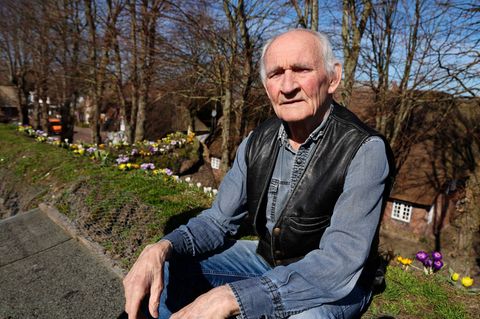 Auch mit fast neunzig Jahren kontrolliert Maas regelmäßig die Blumen auf dem Dach. Foto: Frank Molter/dpa