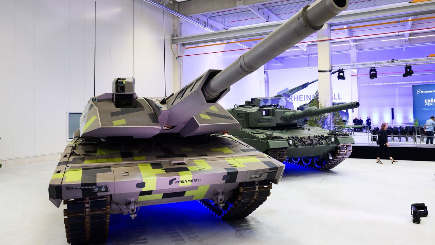 Der Panther-Kampfpanzer von Rheinmetall (links) steht neben anderen Panzern und Haubitzen des Rüstungskonzerns bei einer Vorführ