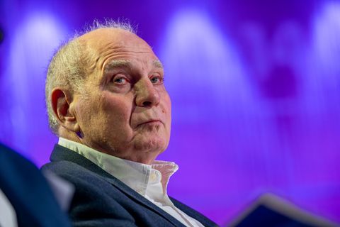 Bayerns Ehrenpräsident Uli Hoeneß rät dem Fußball-Bundesligisten Eintracht Frankfurt, seine Stars langfristig zu binden. (Archiv