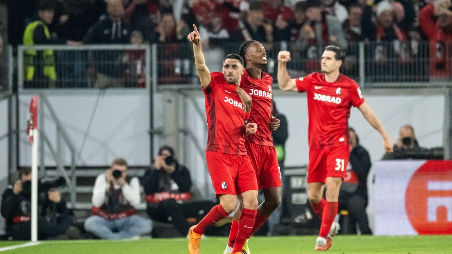 Vincenzo Grifo (M) ist nun alleiniger Freiburger Rekordtorschütze Foto: Silas Stein/dpa