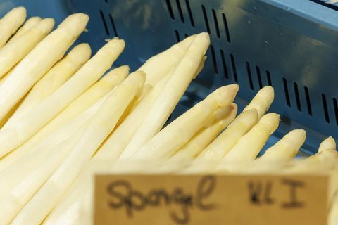 Bald geht die Spargelsaison los - viele regionale Anbaubetriebe bieten das Gemüse dann wieder an. (Archivbild) Foto: Friso Gents