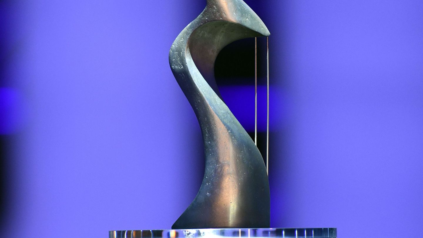 Die Siegerin oder der Sieger beim "Dein Song"-Finale wird sich diesen Pokal schnappen können. (Archivbild) Foto: Henning Kaiser/