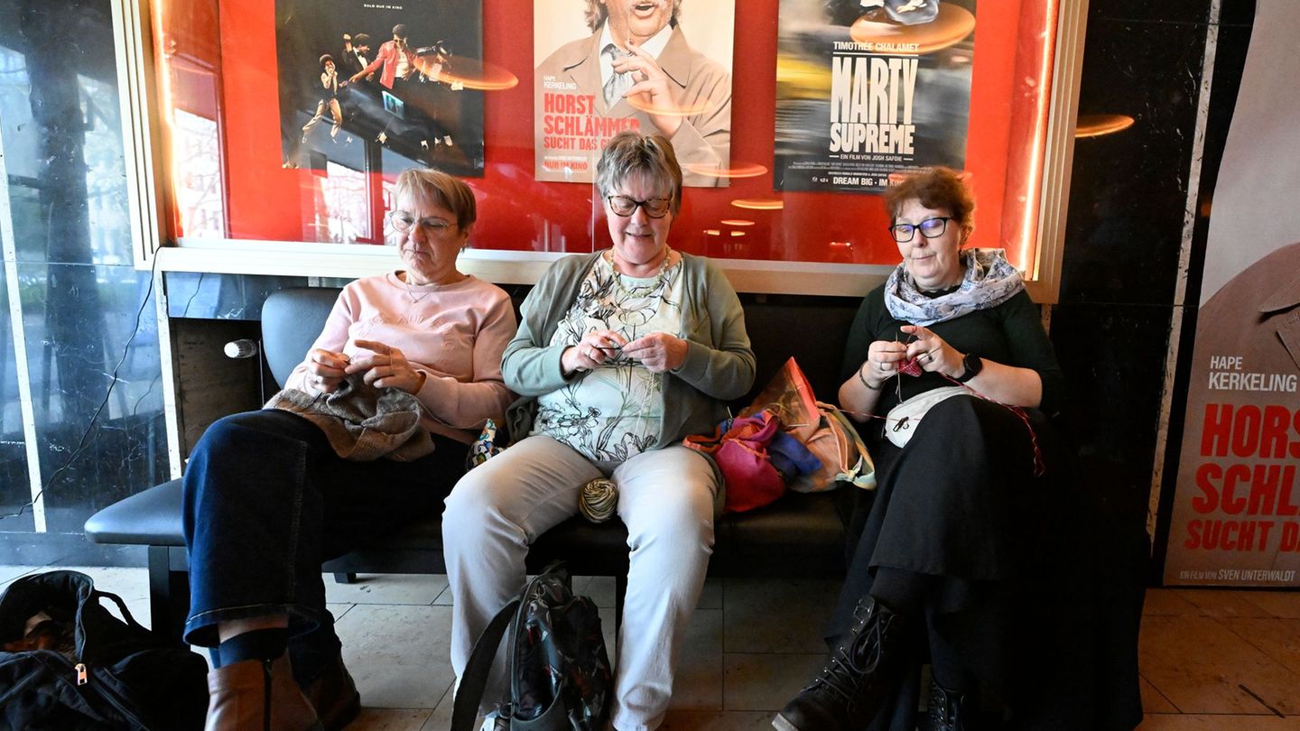 Welcher Film gezeigt wird, erfahren die Besucherinnen bei dem Kölner Event erst kurz vorher als Überraschung. Foto: Roberto Pfei