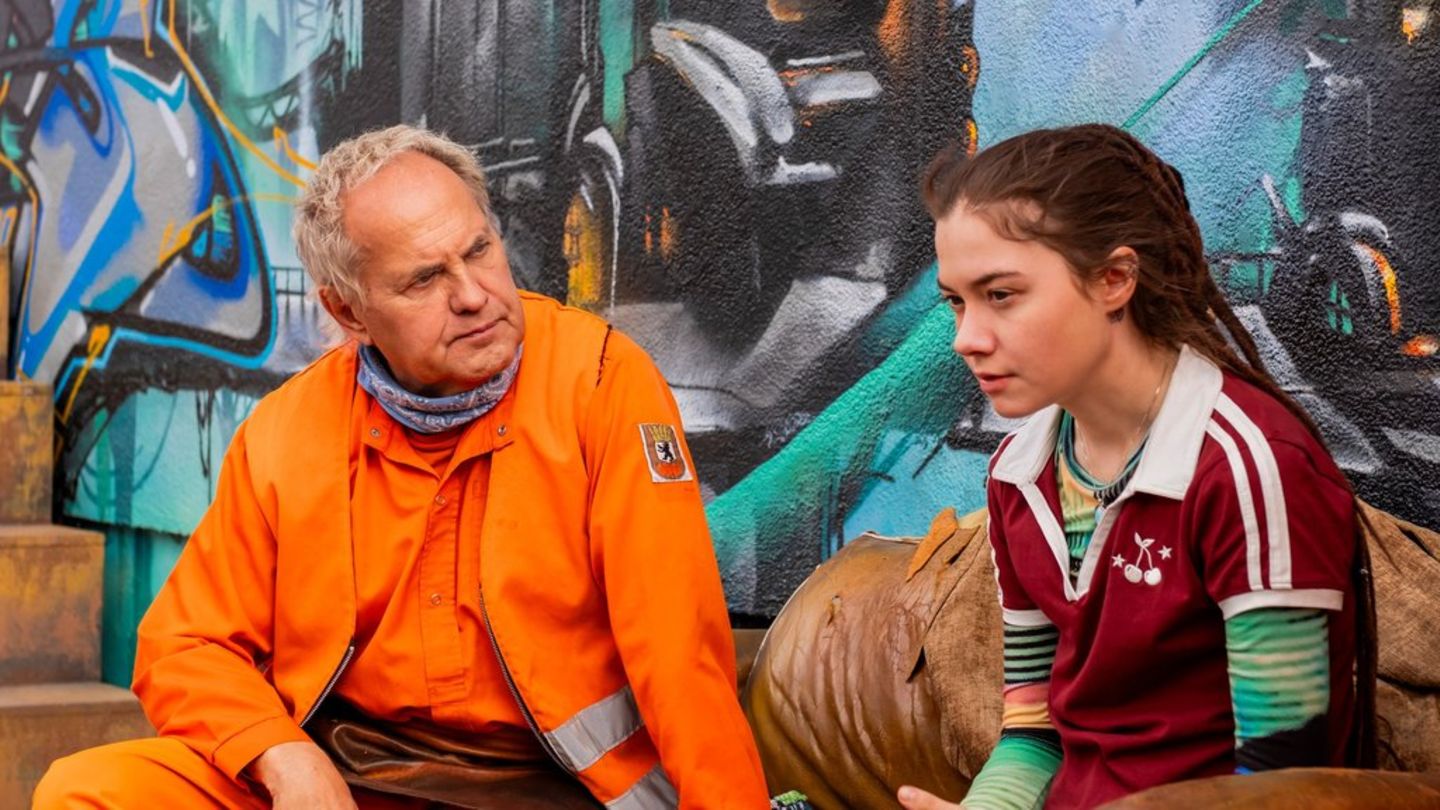 "Die Drei von der Müllabfuhr: Hand in Hand": Werner (Uwe Ochsenknecht, l.) sorgt sich um Jelena (Hannah Schiller).