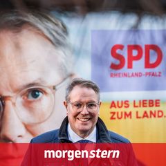 Alexander Schweitzer (SPD) steht im Wahlkampf in Rheinland-Pfalz vor einem Plakat seiner Partei