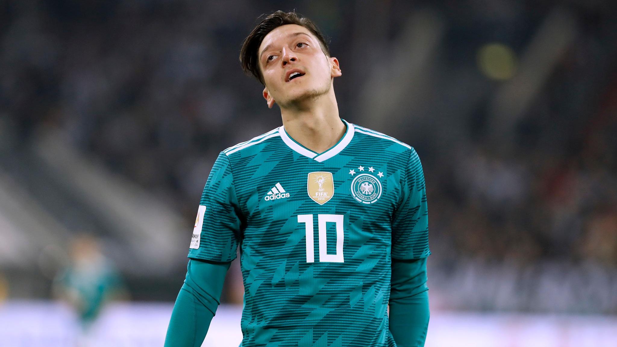 Mesut Özil legt den Kopf in den Nacken bei einem WM-Spiel im Sommer 2018