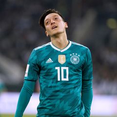 Mesut Özil legt den Kopf in den Nacken bei einem WM-Spiel im Sommer 2018
