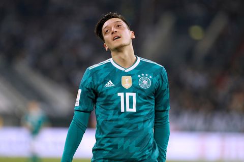 Mesut Özil legt den Kopf in den Nacken bei einem WM-Spiel im Sommer 2018