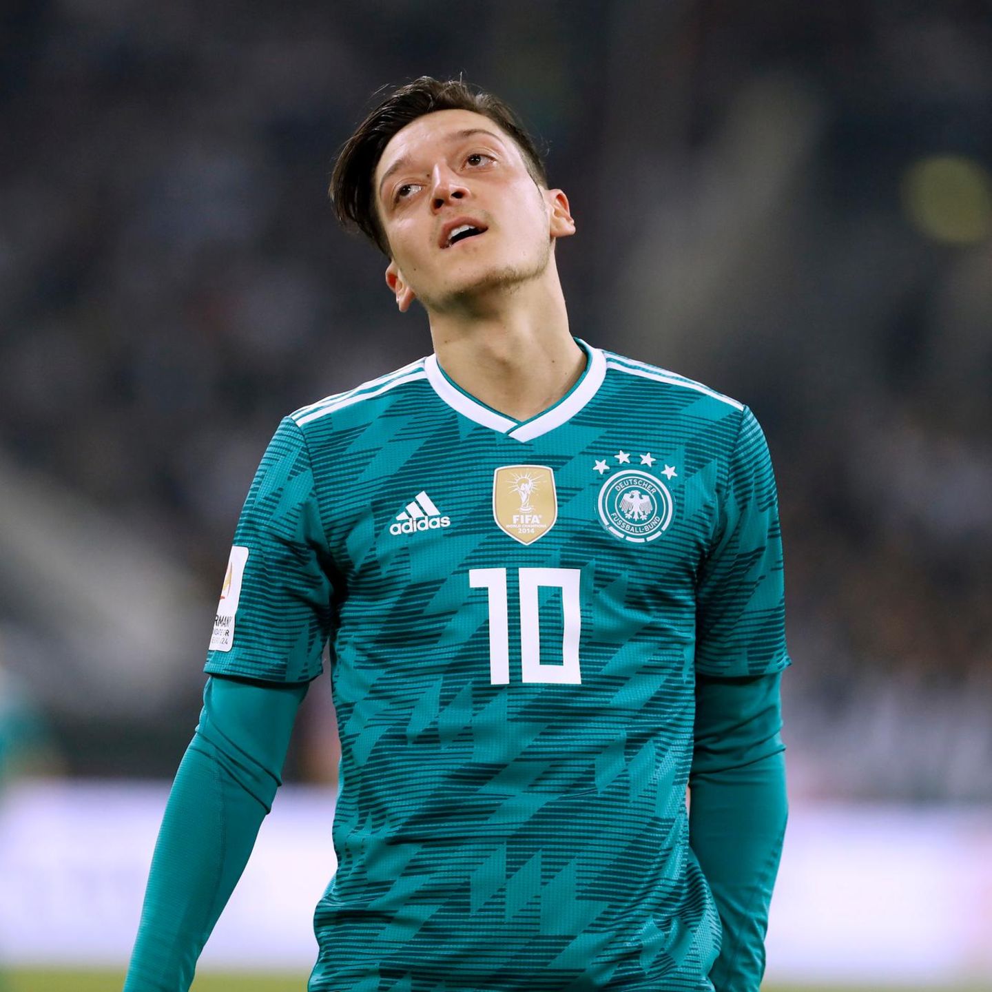 Mesut Özil legt den Kopf in den Nacken bei einem WM-Spiel im Sommer 2018