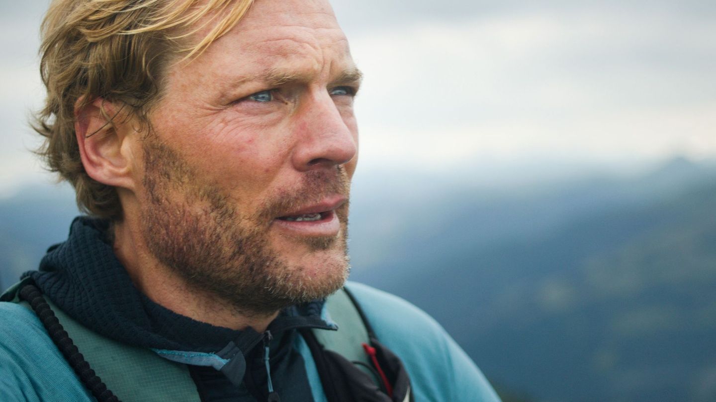 Im Film denkt der Bergsteiger Benedikt Böhm viel über seinen verlorenen Freund Sebastian nach.