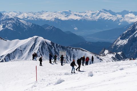 Ausflügler genießen das schöne Wetter auf dem Gletscher an der Zugspitze (Archivbild)