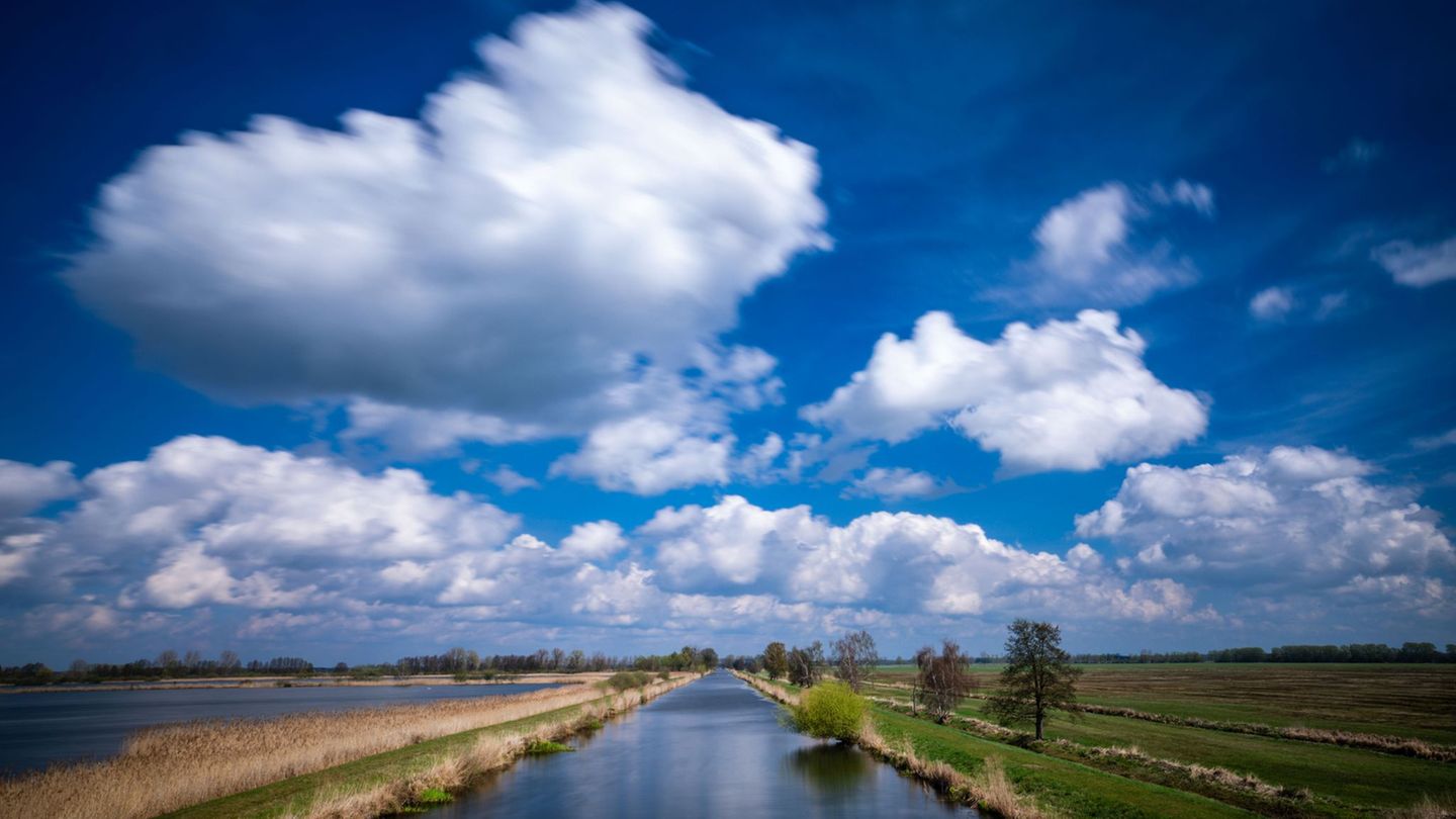 Am Samstagvormittag ist der Himmel in Mecklenburg-Vorpommern noch bewölkt, dann setzt sich die Sonne durch. (Symbolbild) Foto: J
