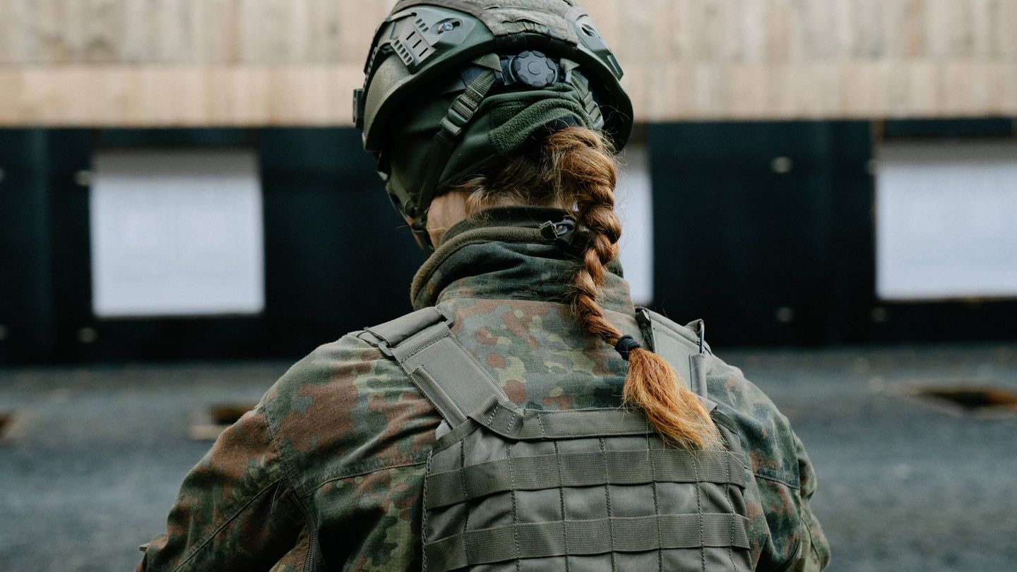 Junge Soldatin bei der Bundeswehr
