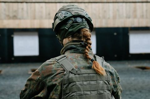 Junge Soldatin bei der Bundeswehr