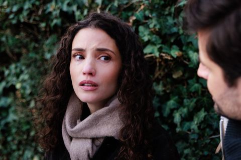 "Unter uns": Naomi (l.) beginnt zu realisieren, in welcher Lüge sie all die Jahre gelebt hat.