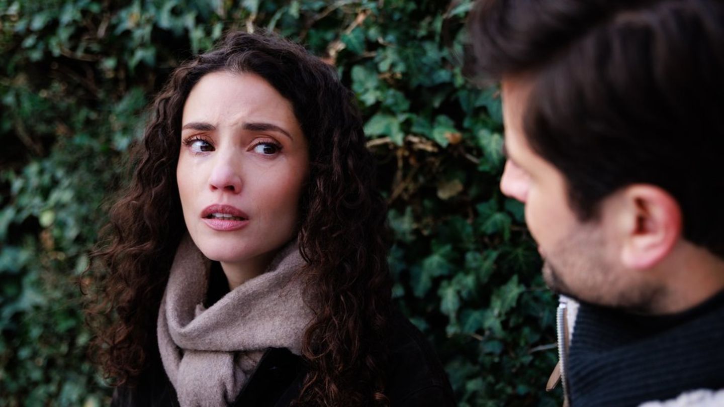 "Unter uns": Naomi (l.) beginnt zu realisieren, in welcher Lüge sie all die Jahre gelebt hat.