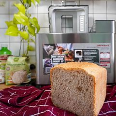 Brotbackautomat Test: Ein Brotbackautomat und ein angeschnittenes Brot