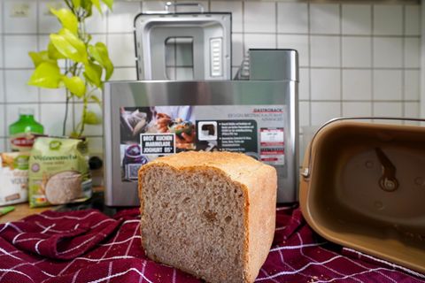 Brotbackautomat Test: Ein Brotbackautomat und ein angeschnittenes Brot