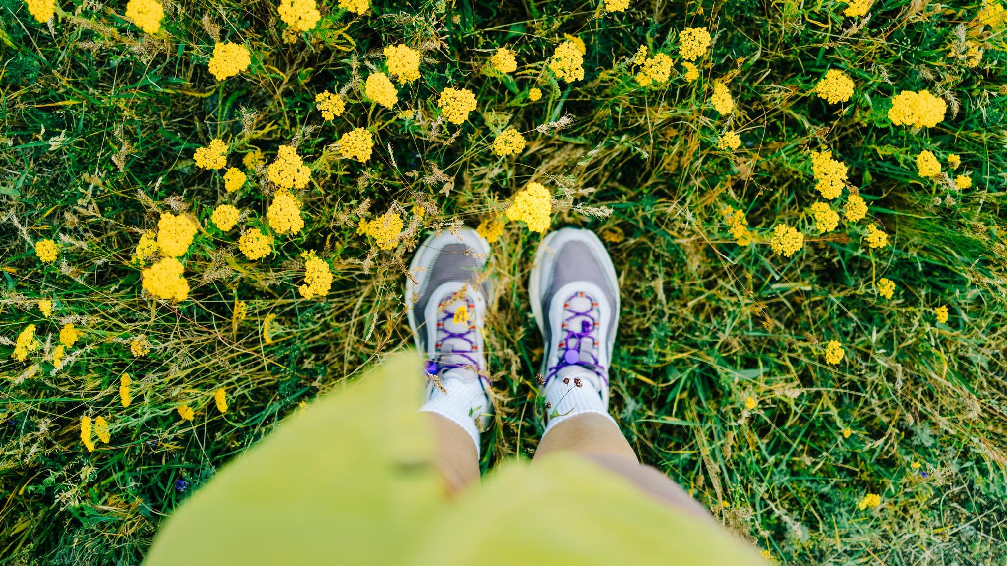 Füße in Sportschuhen von oben