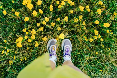 Füße in Sportschuhen von oben