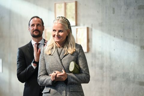 In einem gemeinsamen Fernsehinterview brechen Kronprinzessin Mette-Marit (r) und Kronprinz Haakon (l) ihr Schweigen. Foto: Jens