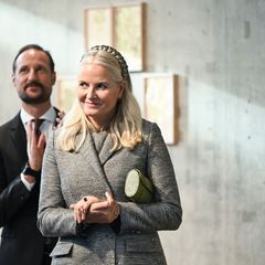 In einem gemeinsamen Fernsehinterview brechen Kronprinzessin Mette-Marit (r) und Kronprinz Haakon (l) ihr Schweigen. Foto: Jens