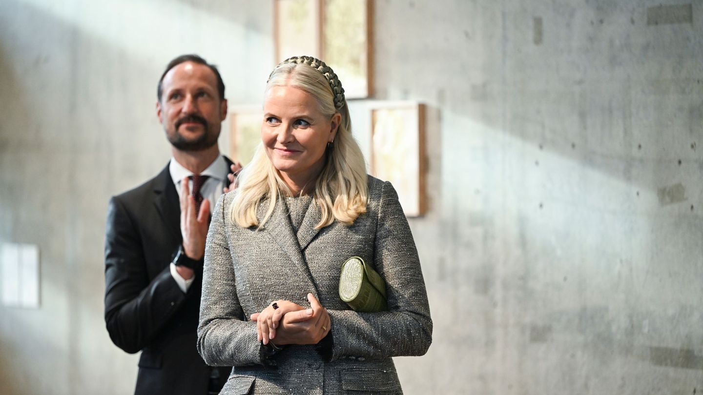 In einem gemeinsamen Fernsehinterview brechen Kronprinzessin Mette-Marit (r) und Kronprinz Haakon (l) ihr Schweigen. Foto: Jens