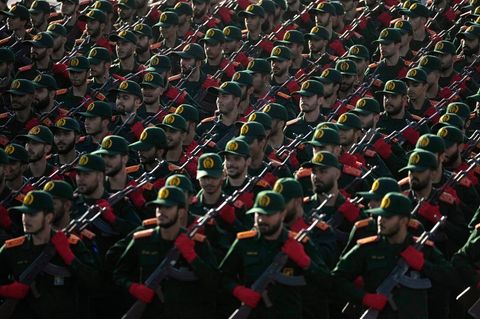 Kadetten der iranischen Revolutionsgarden marschieren während einer jährlichen Militärparade (Archivbild)