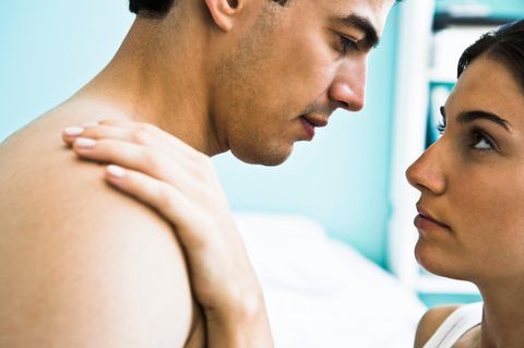 Orgasmus: Mann und Frau stehen sich gegenüber