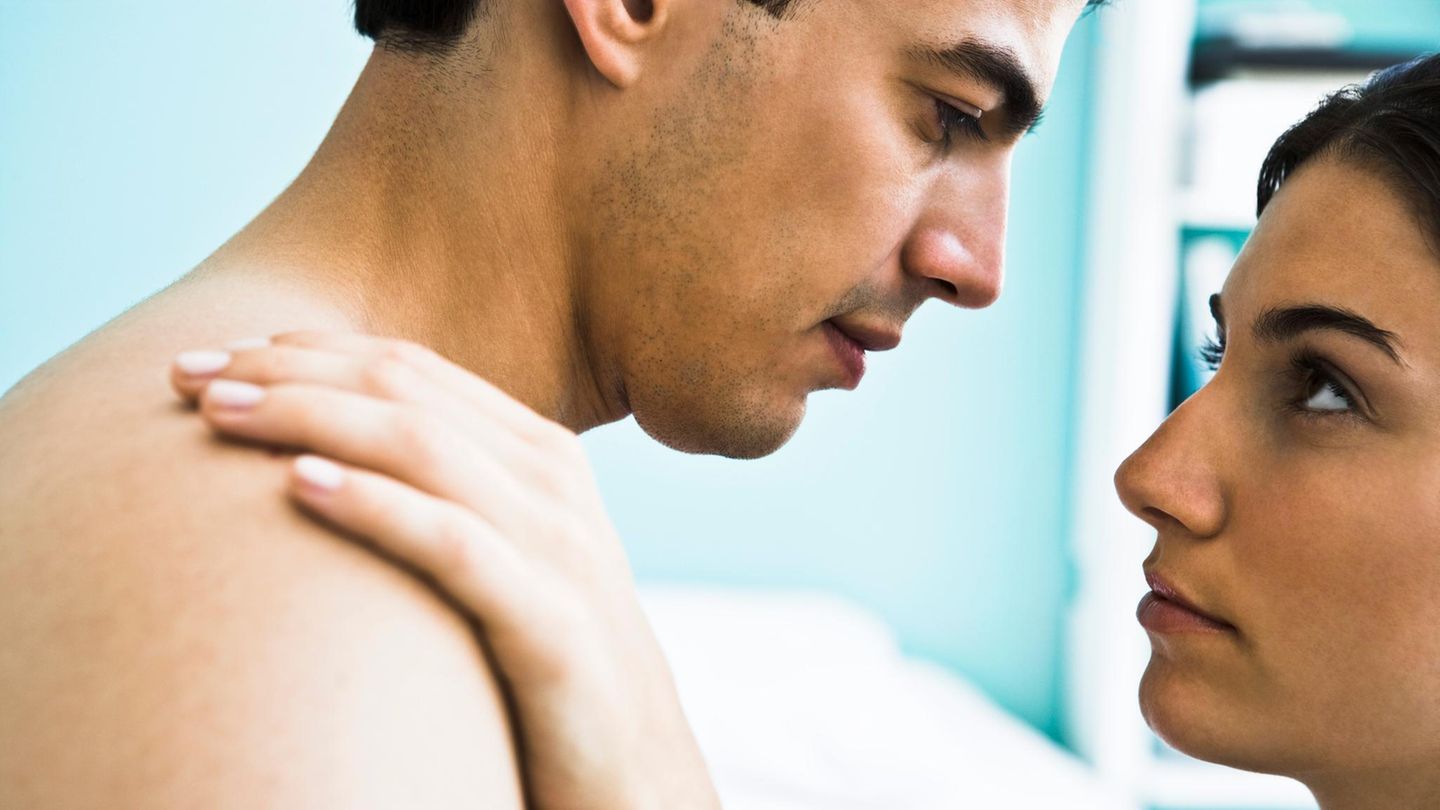 Orgasmus: Mann und Frau stehen sich gegenüber