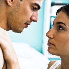 Orgasmus: Mann und Frau stehen sich gegenüber