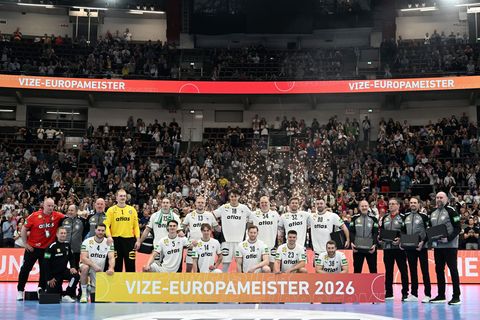 Die deutschen Handballer feierten gemeinsam noch einmal die Vize-Europameisterschaft. Foto: Federico Gambarini/dpa
