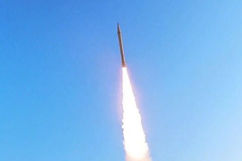 Eine iranische Rakete startet während eines Manövers der Revolutionsgarden im vergangenen Dezember