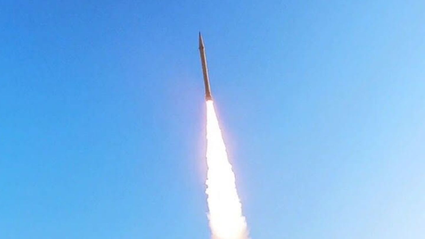 Eine iranische Rakete startet während eines Manövers der Revolutionsgarden im vergangenen Dezember