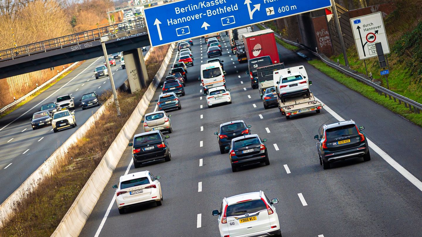 Auf den Autobahnen in Norddeutschland kann es ab dem Freitagnachmittag voll werden. (Symbolbild) Foto: Moritz Frankenberg/dpa