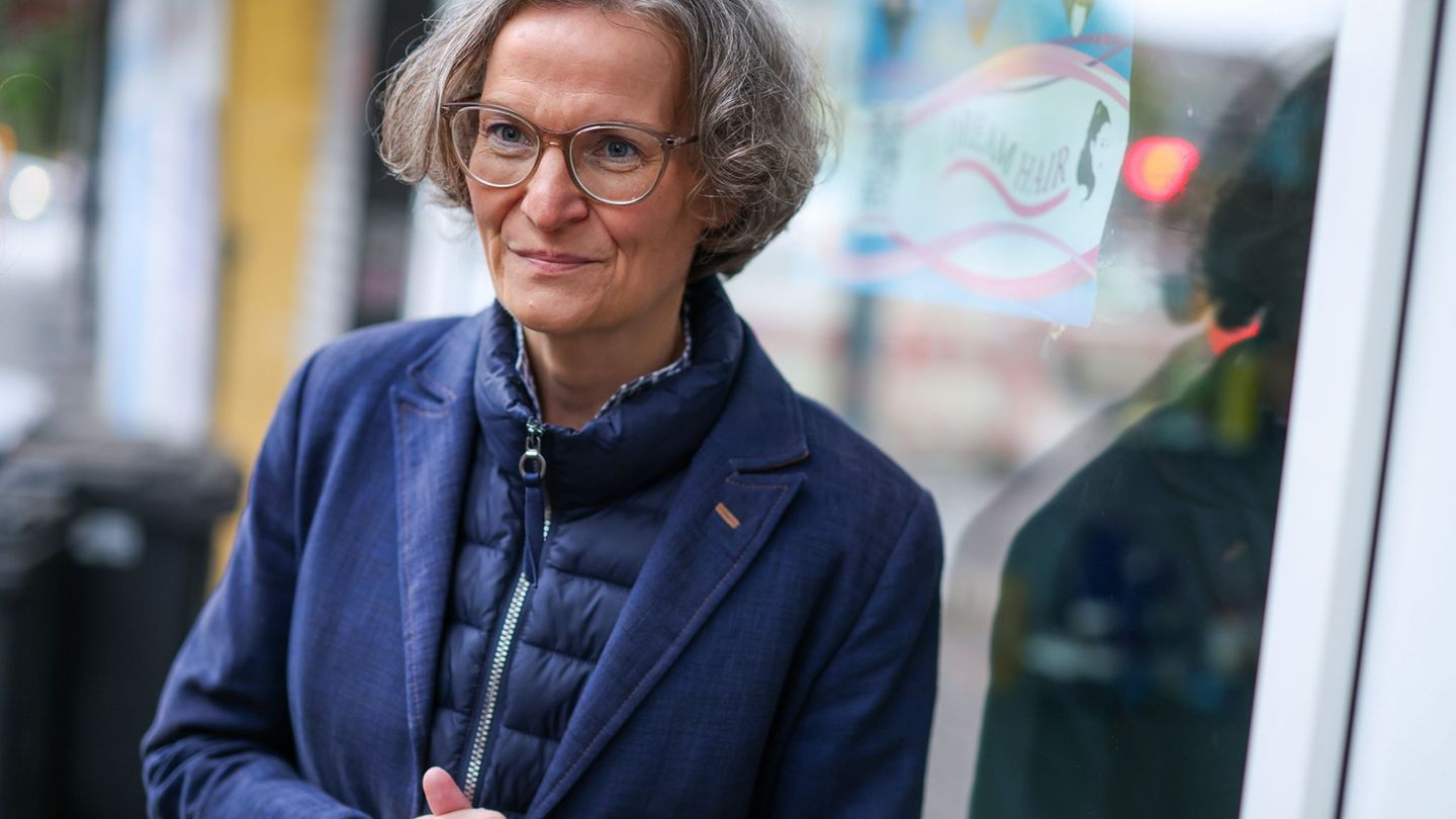 Bauministerin Ina Scharrenbach (CDU) steht in der Kritik. (Archivfoto) Foto: Christoph Reichwein/dpa