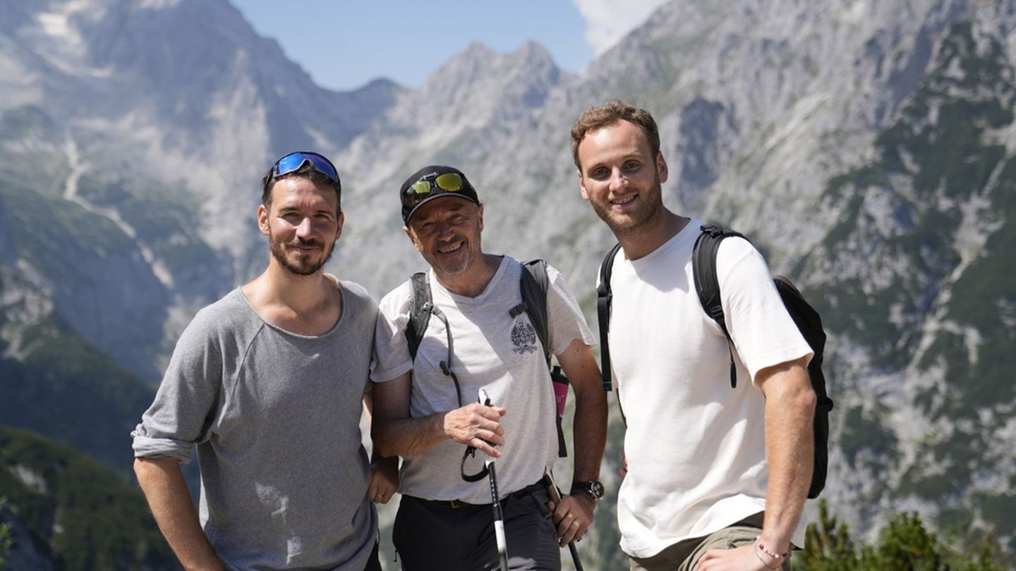 Die Ski-Legenden Felix Neureuther (links) und Vater Christian Neureuther (Mitte) sprechen mit Psychologe Leon Windscheid bei einer Bergwanderung bei Garmisch über ihre Vater-Sohn-Beziehung.