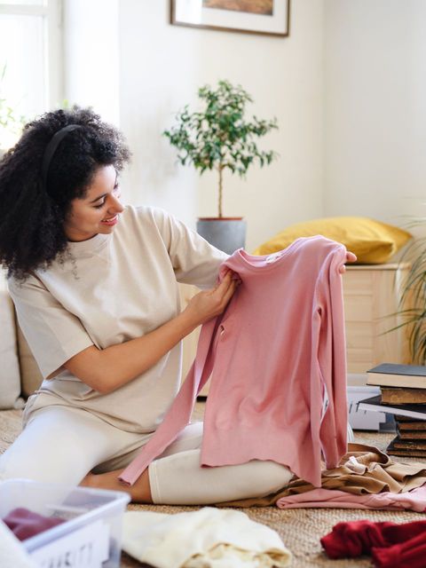 Die Tage werden länger, der Frühling streckt seine ersten Fühler aus und die Sonne scheint ins Wohnzimmer. Sie ahnen es – Zeit für den Frühjahrsputz! Um optimal in die helle Jahreszeit zu starten, entrümpeln Sie doch einfach mal wieder Ihre Wohnung. Das befreit und macht Platz für Neues! Mit diesen Tricks wird das Entrümpeln ganz sicher einfacher ...