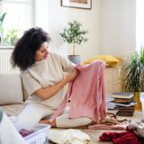 Die Tage werden länger, der Frühling streckt seine ersten Fühler aus und die Sonne scheint ins Wohnzimmer. Sie ahnen es – Zeit für den Frühjahrsputz! Um optimal in die helle Jahreszeit zu starten, entrümpeln Sie doch einfach mal wieder Ihre Wohnung. Das befreit und macht Platz für Neues! Mit diesen Tricks wird das Entrümpeln ganz sicher einfacher ...