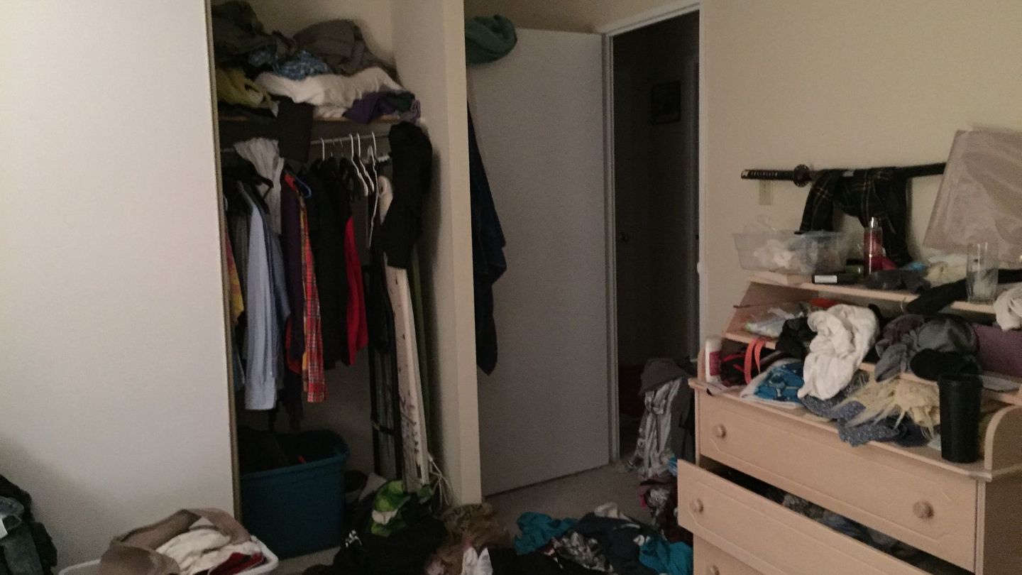 Eine Regel vorweg: Sie sollten immer mit System vorgehen. Überlegen Sie sich zuerst, was Sie konkret erreichen wollen, bevor Sie loslegen. Wollen Sie mehr Platz im Kleiderschrank? Oder den Vorratsraum aufräumen? Je konkreter Ihre Ziele, umso einfacher wird es, diese auch zu erreichen.