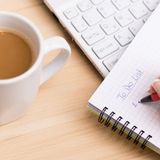 Erstellen Sie eine Checkliste mit den zu erledigenden Aufgaben. So können Sie einen Schritt nach dem anderen abhaken – das motiviert ungemein. Am besten, Sie nehmen sich einen bestimmten Raum vor und notieren sich, was Sie dort im Speziellen erledigen wollen. Zum Beispiel den Vorratsraum: abgelaufene Lebensmittel aussortieren, alte Tüten ordentlich zusammenlegen, Regale vom Staub befreien. Kleine Ziele können Sie schneller erreichen.