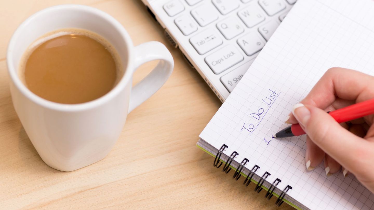 Erstellen Sie eine Checkliste mit den zu erledigenden Aufgaben. So können Sie einen Schritt nach dem anderen abhaken – das motiviert ungemein. Am besten, Sie nehmen sich einen bestimmten Raum vor und notieren sich, was Sie dort im Speziellen erledigen wollen. Zum Beispiel den Vorratsraum: abgelaufene Lebensmittel aussortieren, alte Tüten ordentlich zusammenlegen, Regale vom Staub befreien. Kleine Ziele können Sie schneller erreichen.