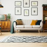 Um den Frühjahrsputz zu überstehen, ist eine Zutat äußerst wichtig: Motivation! Die Checkliste hilft dabei schon mal gut, doch versuchen Sie auch einmal, sich Ihre Wohnung vorzustellen, wie Sie hinterher aussehen wird. Auch hilft es, wenn Sie Ihre Lieblingsmusik auflegen – da räumt es sich gleich viel leichter auf.